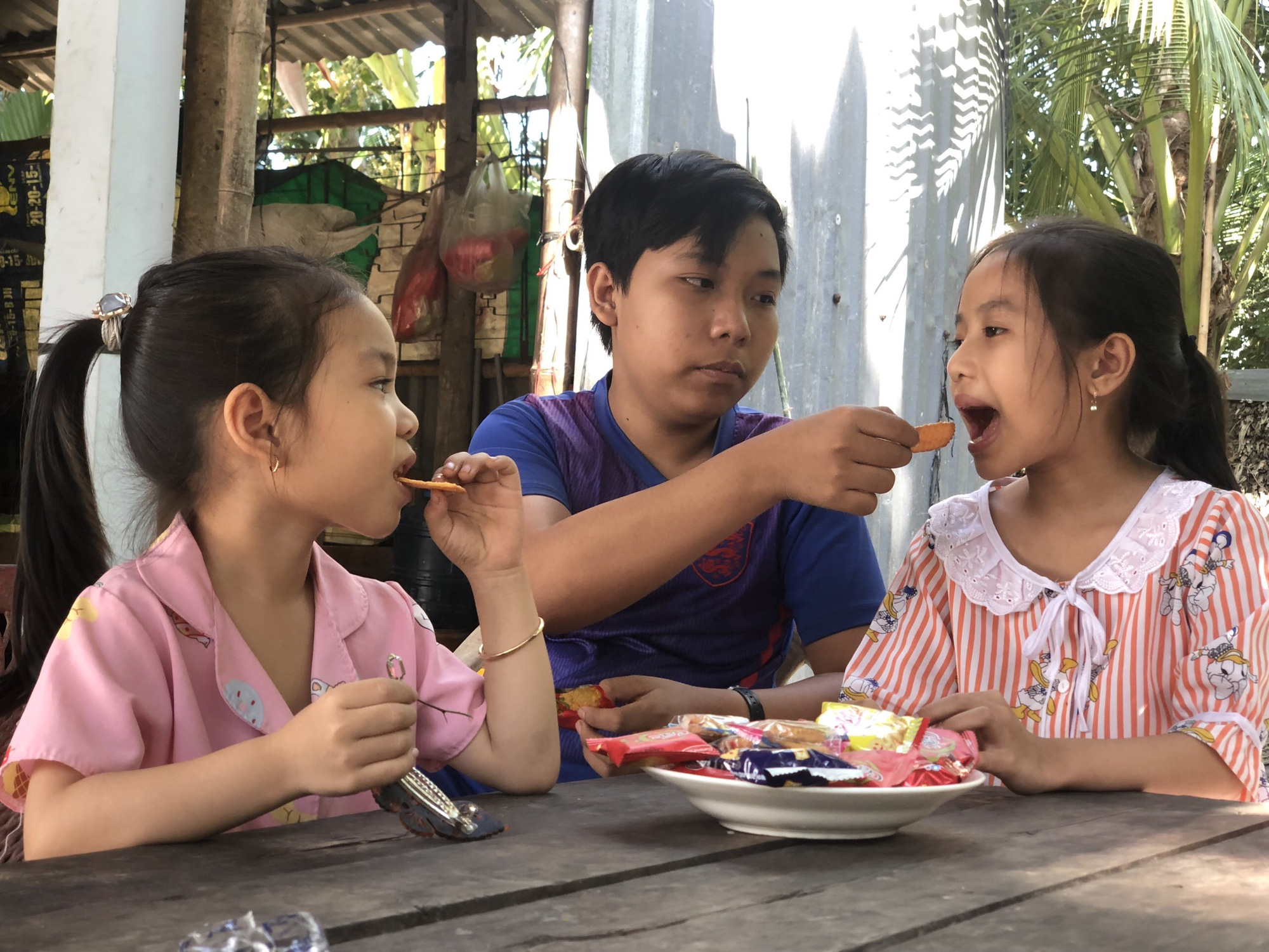 Thăm lại 3 đứa trẻ mồ côi cha mẹ sau vụ tai nạn thương tâm