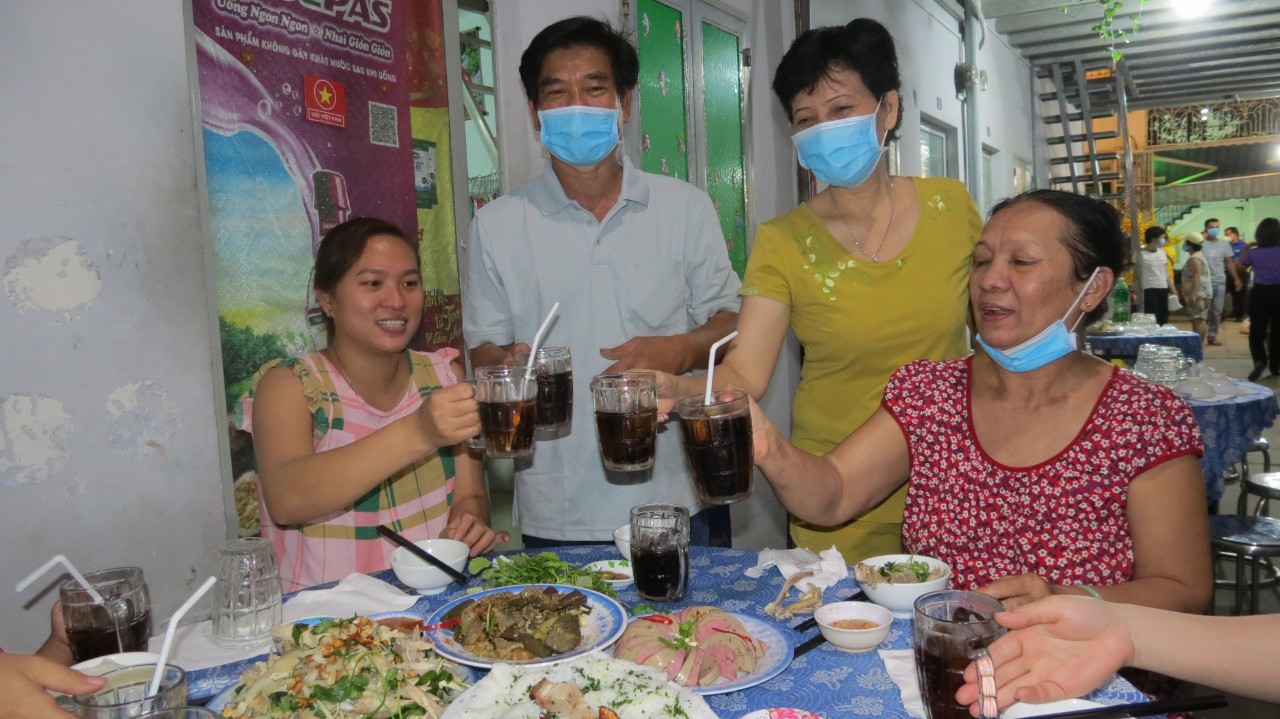 Tết về x&oacute;m trọ - Ảnh 9.