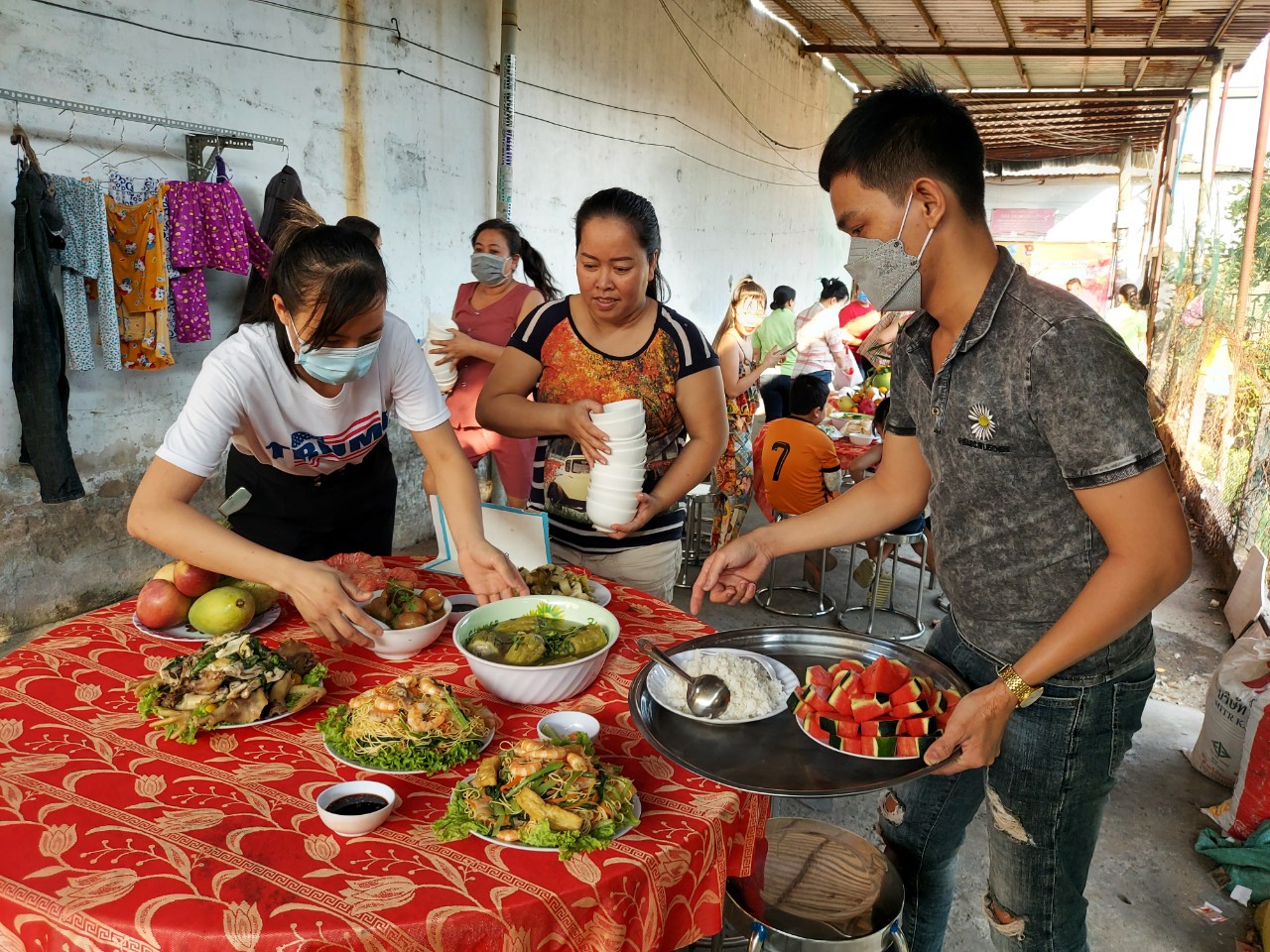 Tết về x&oacute;m trọ - Ảnh 1.