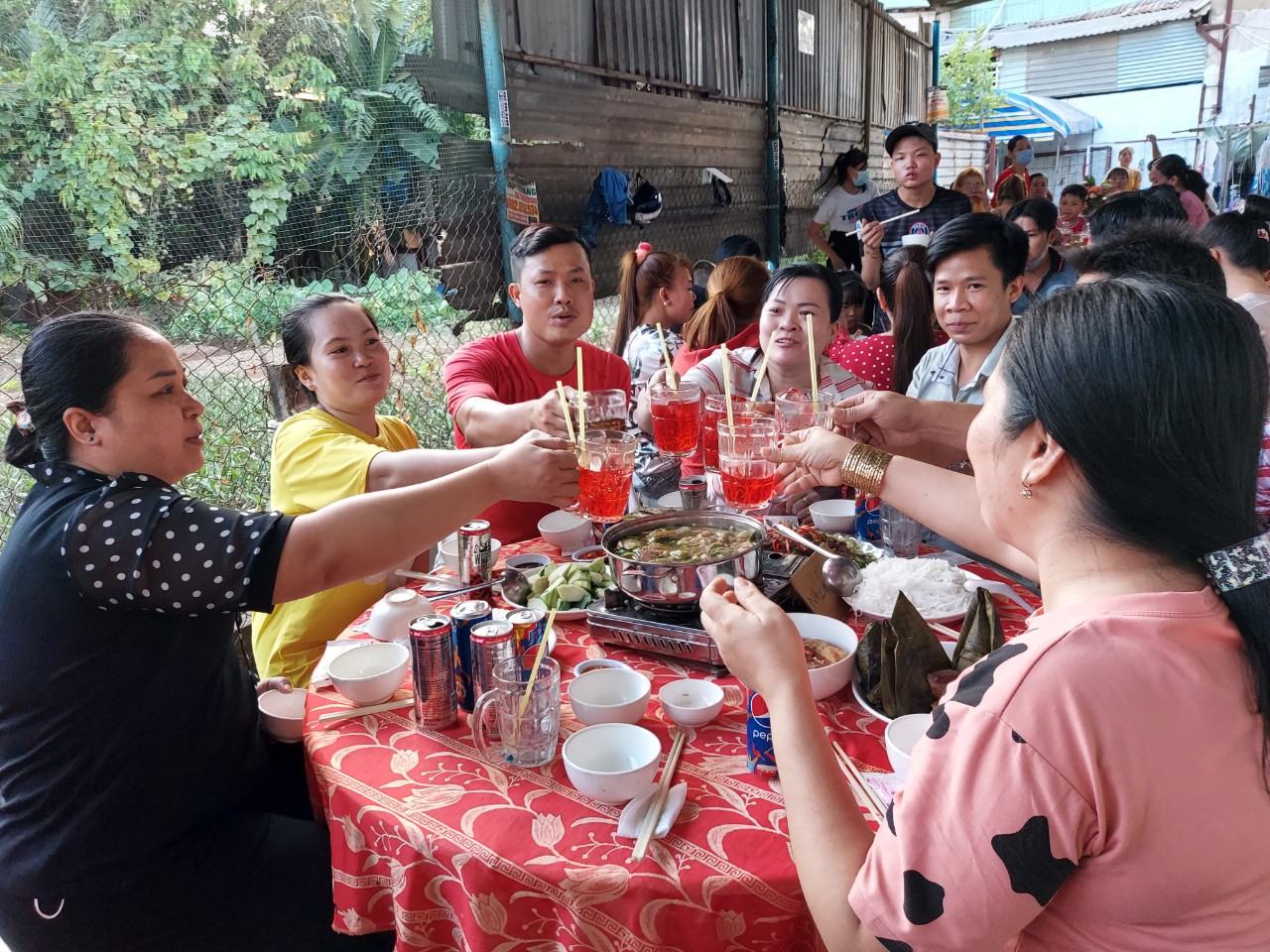 Tết về x&oacute;m trọ - Ảnh 4.