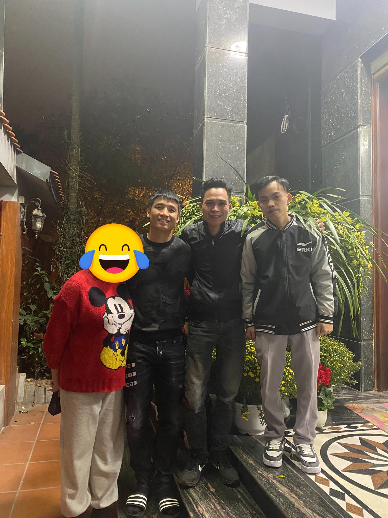 Trần Minh Vương x&acirc;y nh&agrave; tặng mẹ, tuyển thủ Việt đăng ảnh sum vầy b&ecirc;n gia đ&igrave;nh - Ảnh 4.