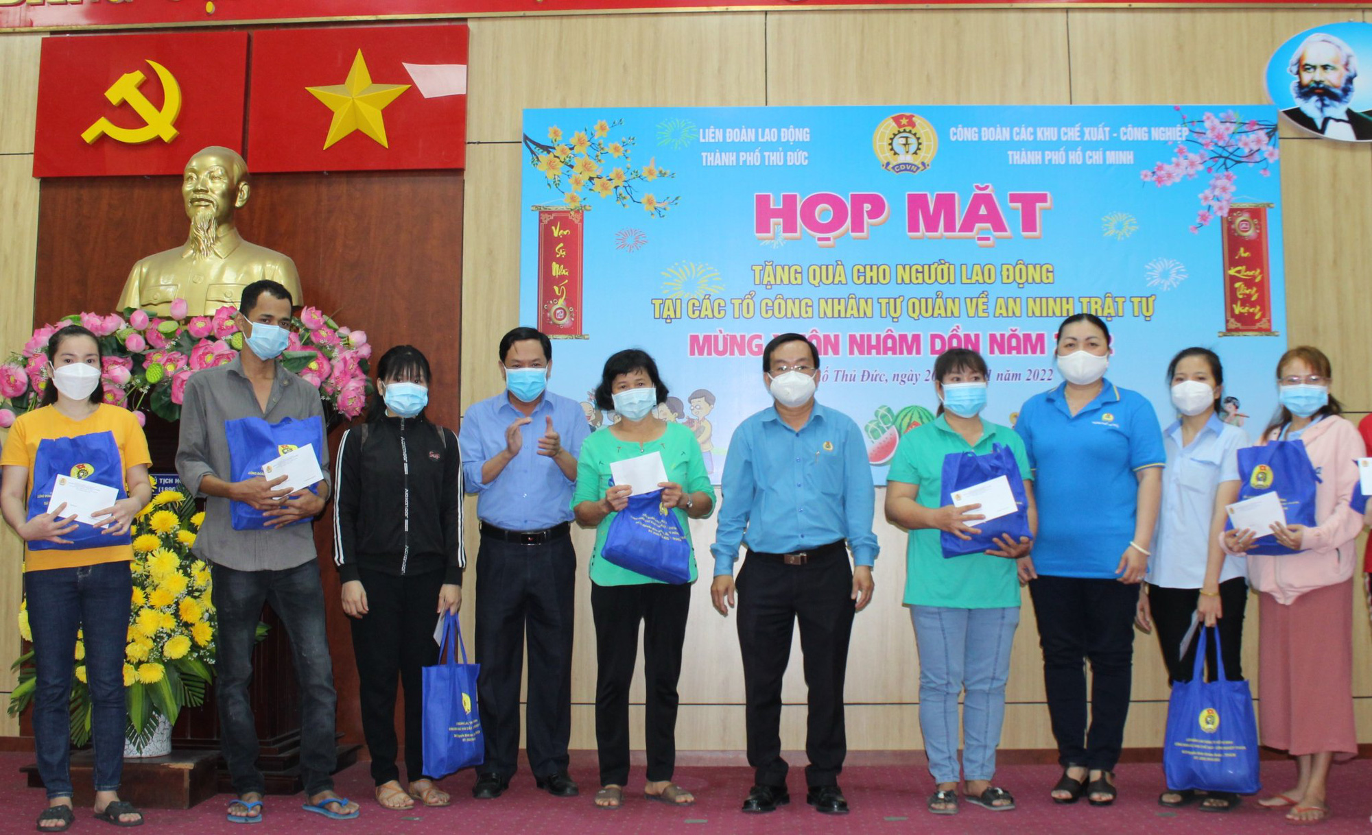 Đem Tết đến c&ocirc;ng nh&acirc;n - Ảnh 1.