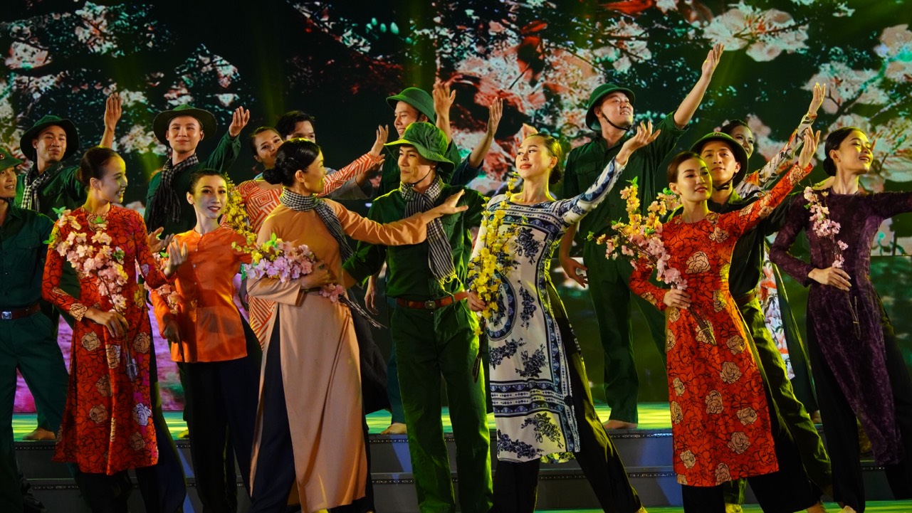 Xúc động chương trình nghệ thuật Đảng là niềm tin tất thắng - Ảnh 3.