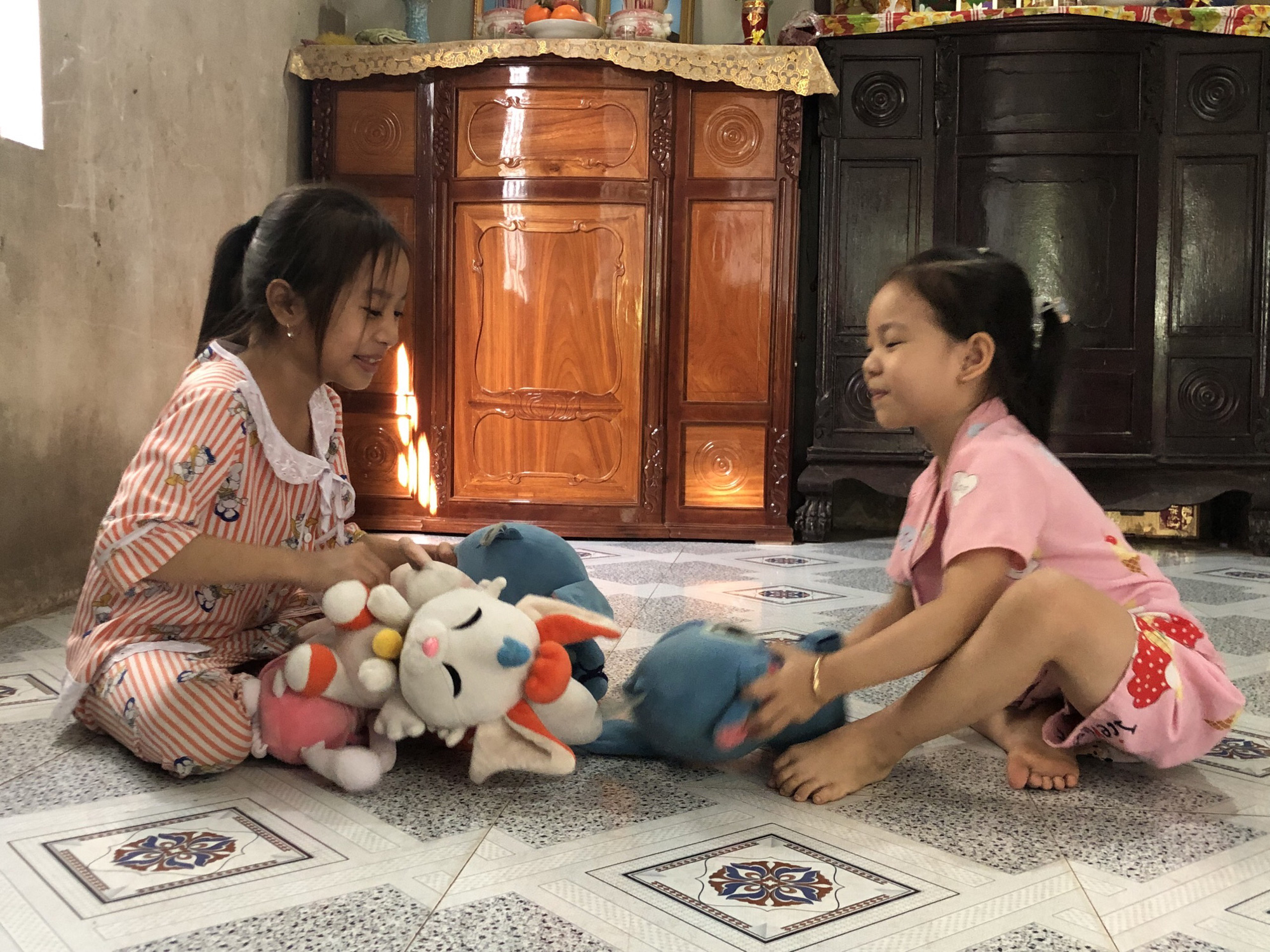 Thăm lại 3 đứa trẻ mồ c&ocirc;i cha mẹ sau vụ tai nạn thương t&acirc;m - Ảnh 5.