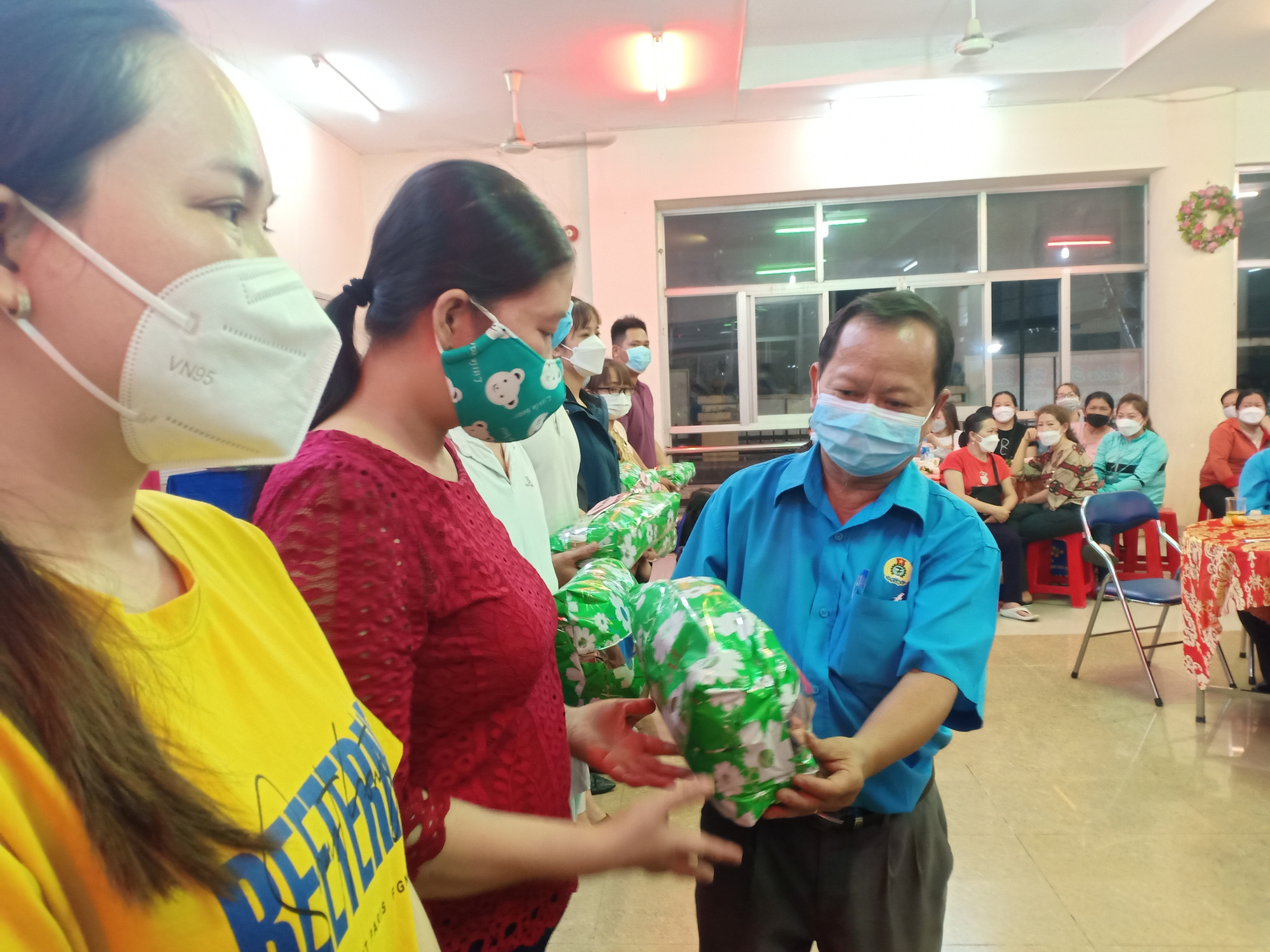 Đem Tết đến c&ocirc;ng nh&acirc;n - Ảnh 7.
