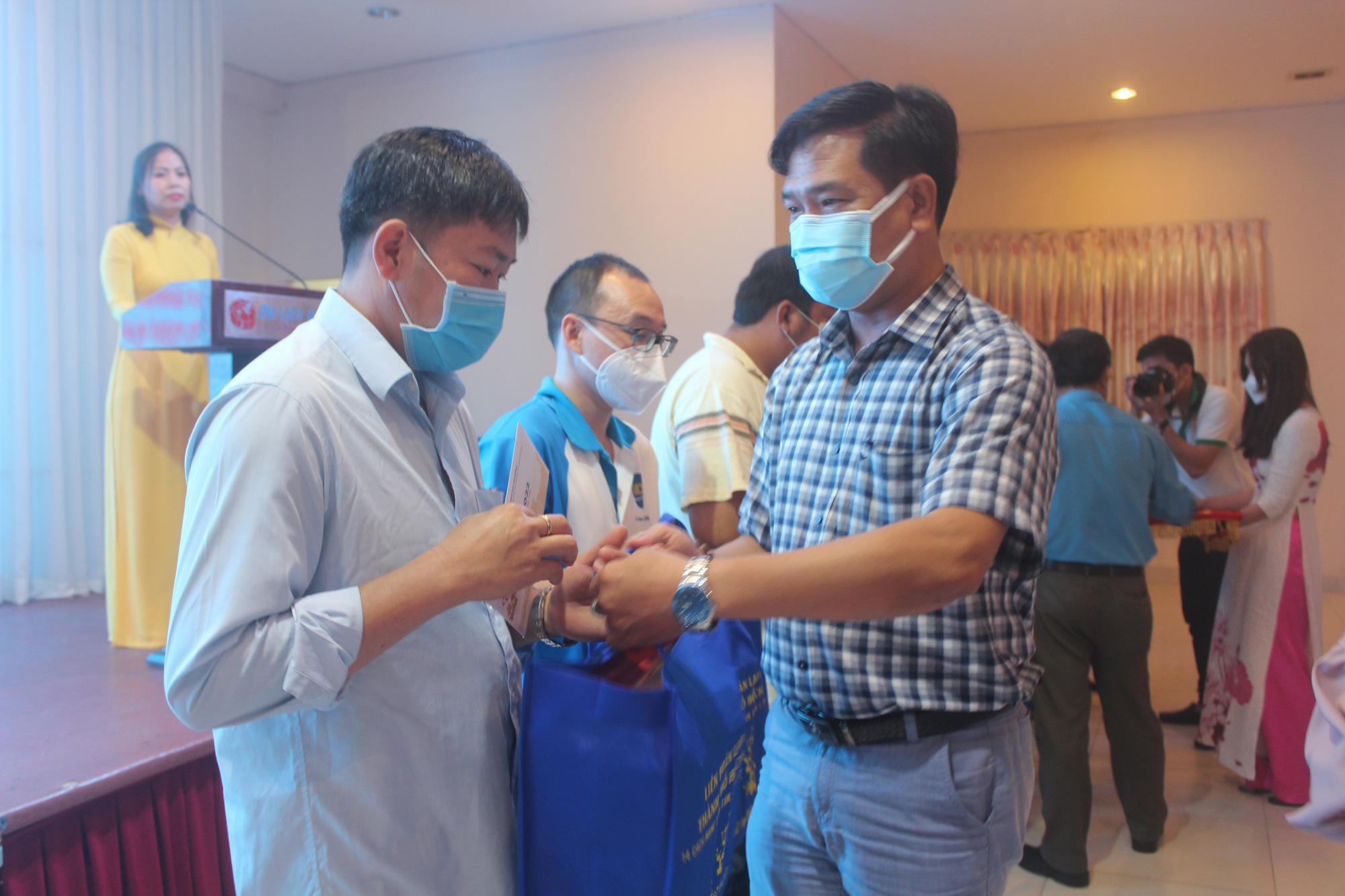 Đem Tết đến c&ocirc;ng nh&acirc;n - Ảnh 4.