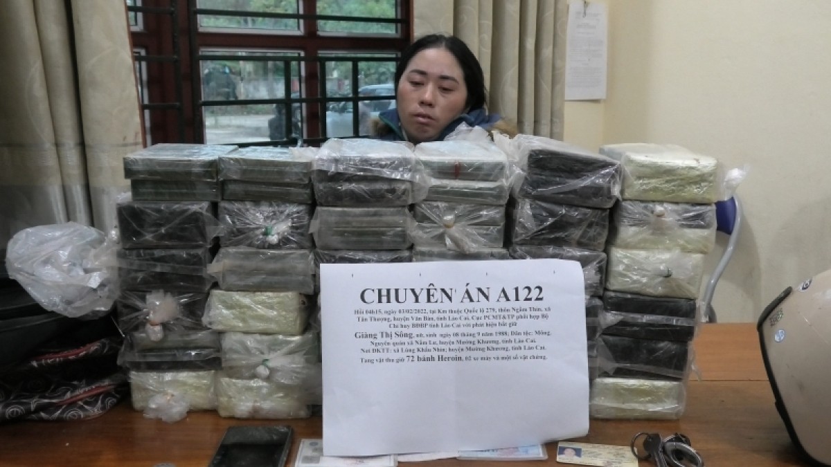 Bắt người phụ nữ đi xe máy chở 72 bánh heroin