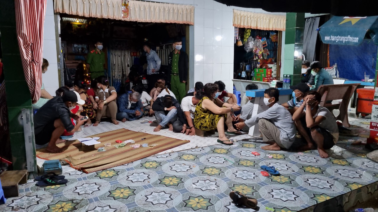 Bắt tại trận 135 đối tượng "giải sầu", cho rằng có quyền đánh bạc dịp Tết