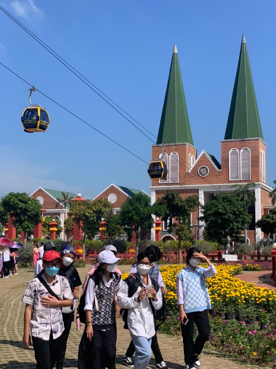 Giới trẻ đổ x&ocirc; đi lễ ch&ugrave;a đầu năm tại C&aacute;p treo N&uacute;i Sam - Ảnh 2.