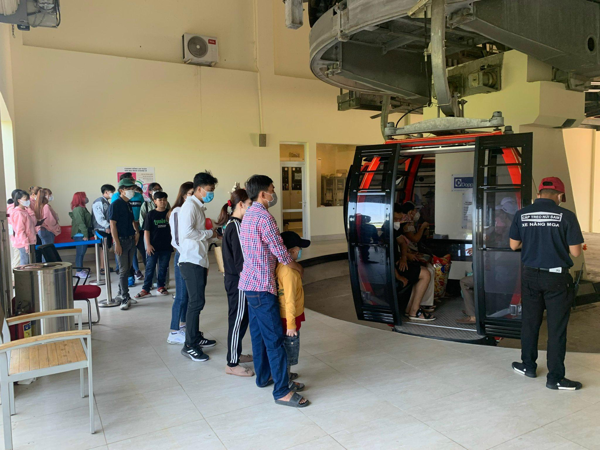 Giới trẻ đổ x&ocirc; đi lễ ch&ugrave;a đầu năm tại C&aacute;p treo N&uacute;i Sam - Ảnh 3.