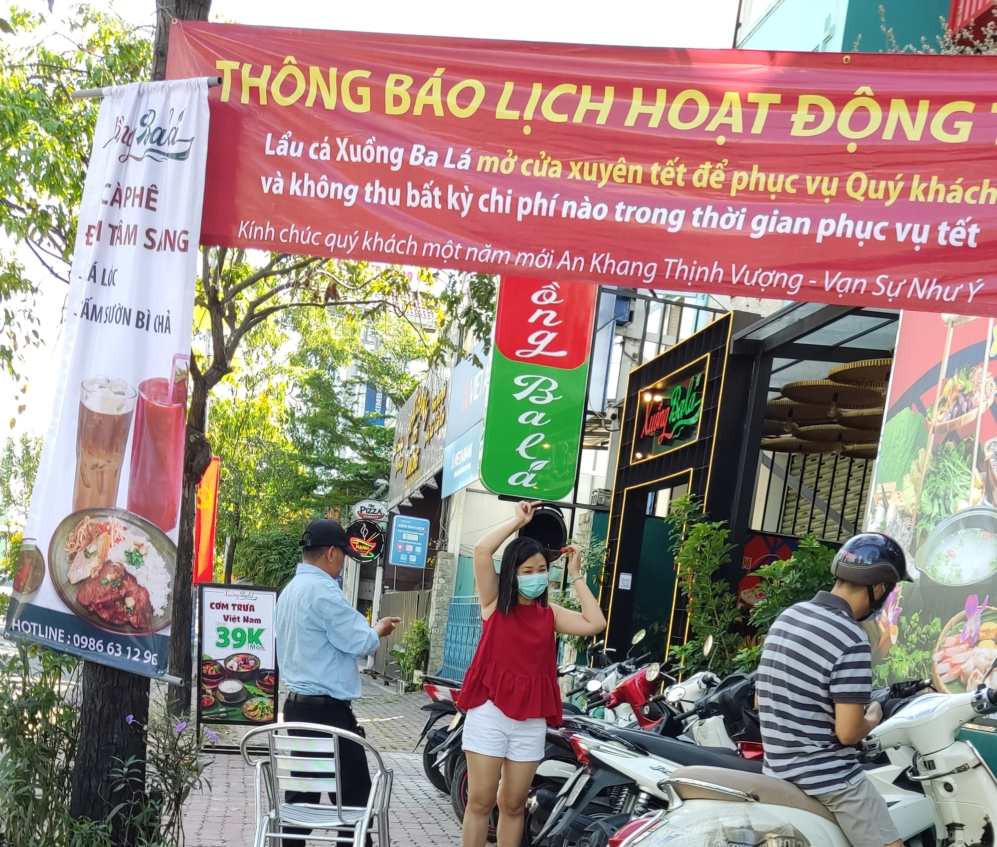 Quán xá phục vụ xuyên Tết: nơi phụ thu, nơi giảm giá