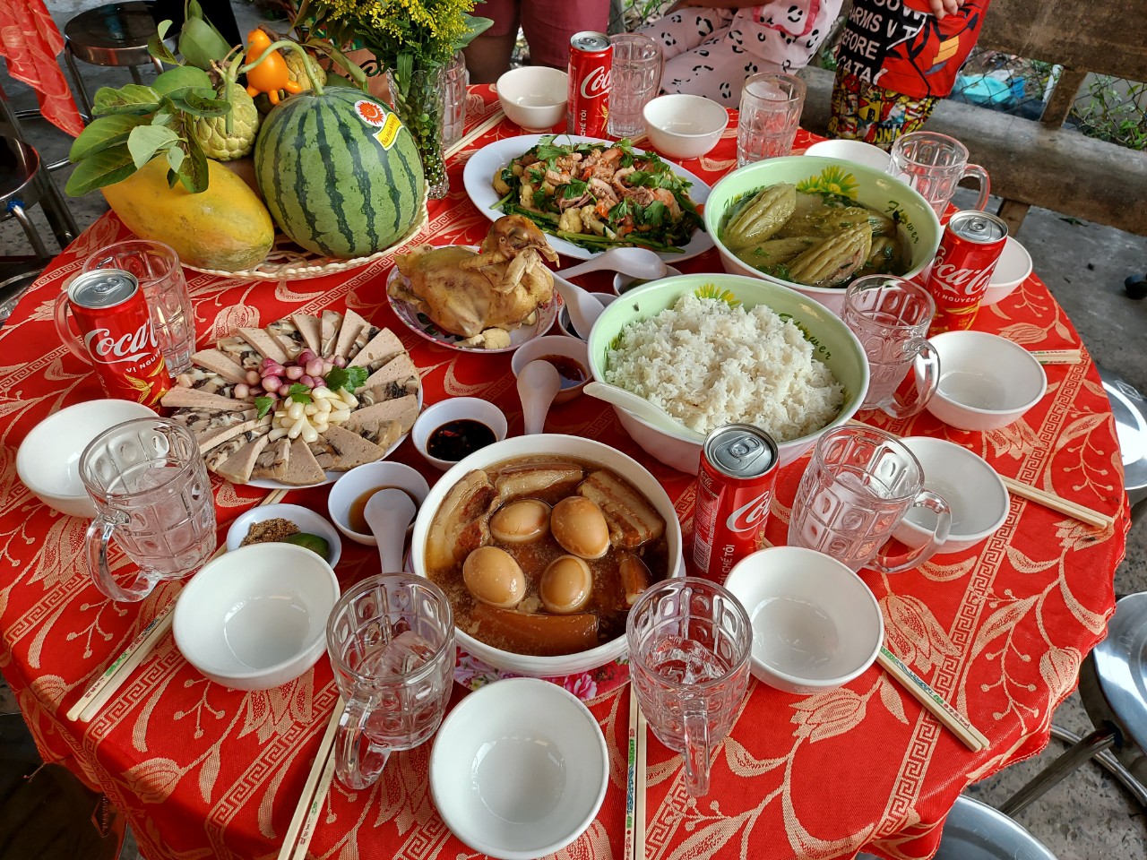 Tết về x&oacute;m trọ - Ảnh 2.