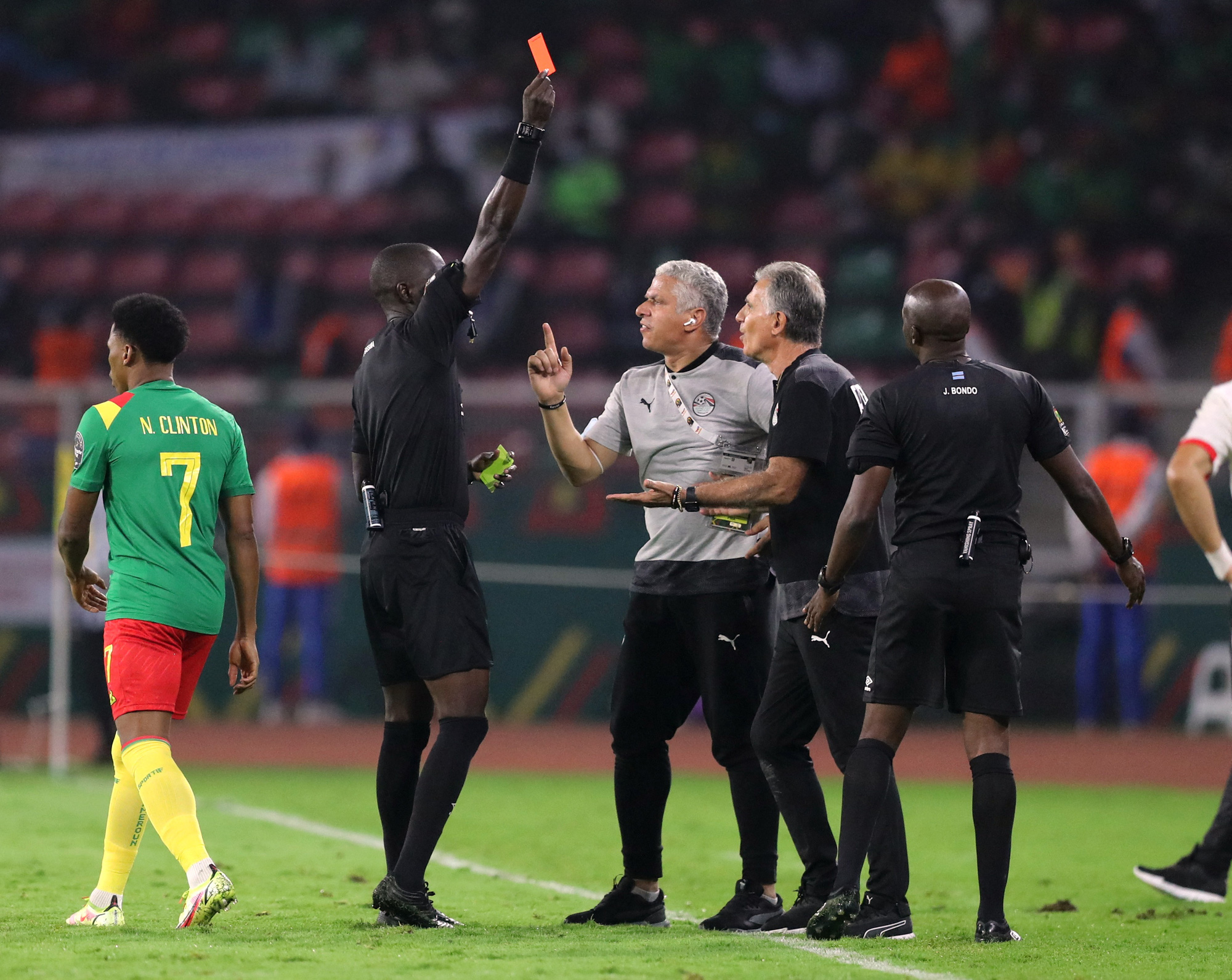 Người nhện Gabal tỏa s&aacute;ng, Ai Cập hạ chủ nh&agrave; Cameroon v&agrave;o chung kết CAN 2021 - Ảnh 4.