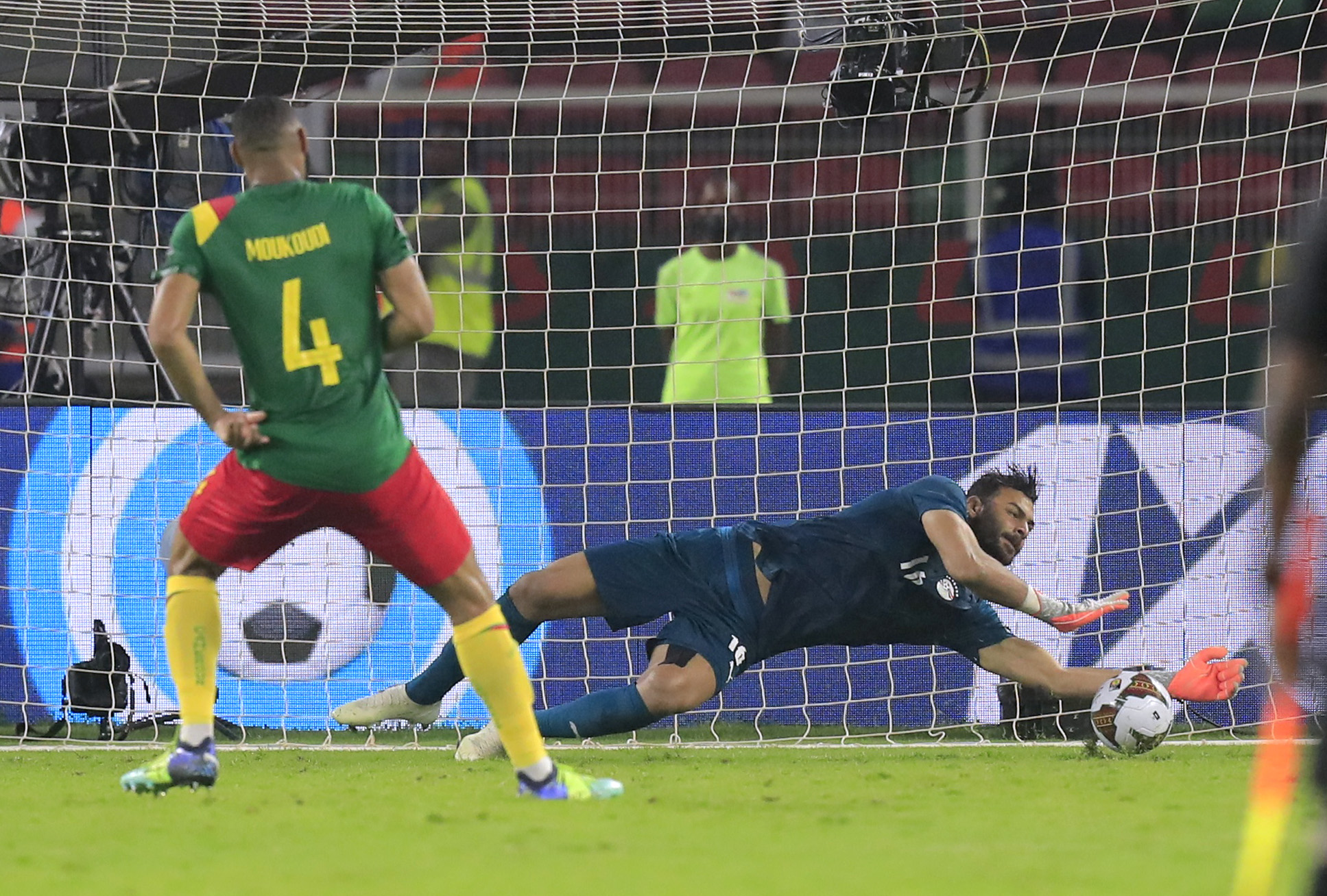 Người nhện Gabal tỏa s&aacute;ng, Ai Cập hạ chủ nh&agrave; Cameroon v&agrave;o chung kết CAN 2021 - Ảnh 5.