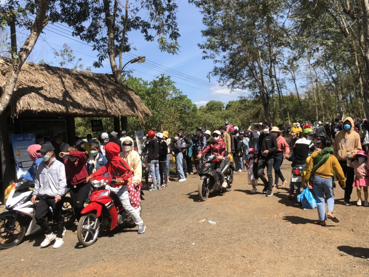 Khách du lịch đổ về Đắk Lắk