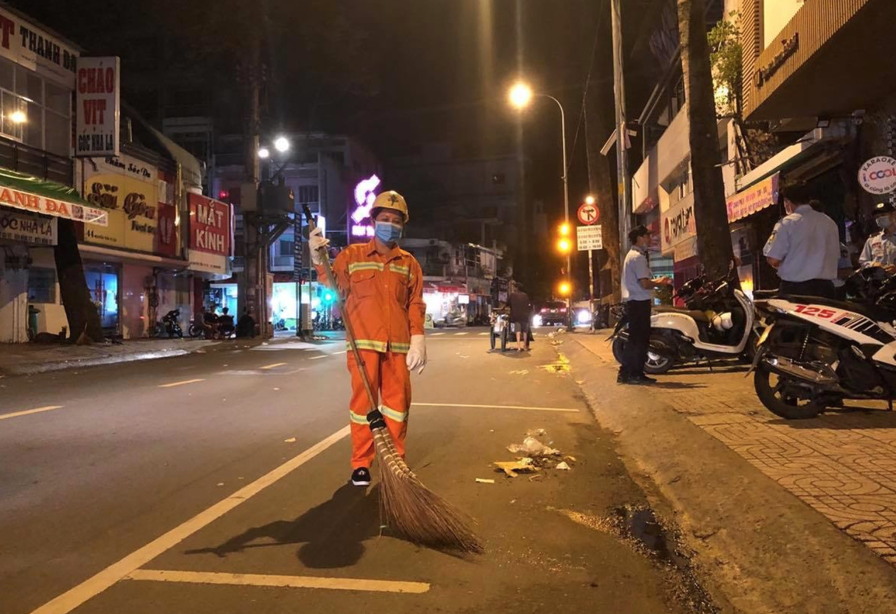 Lao công đón tết trên đường