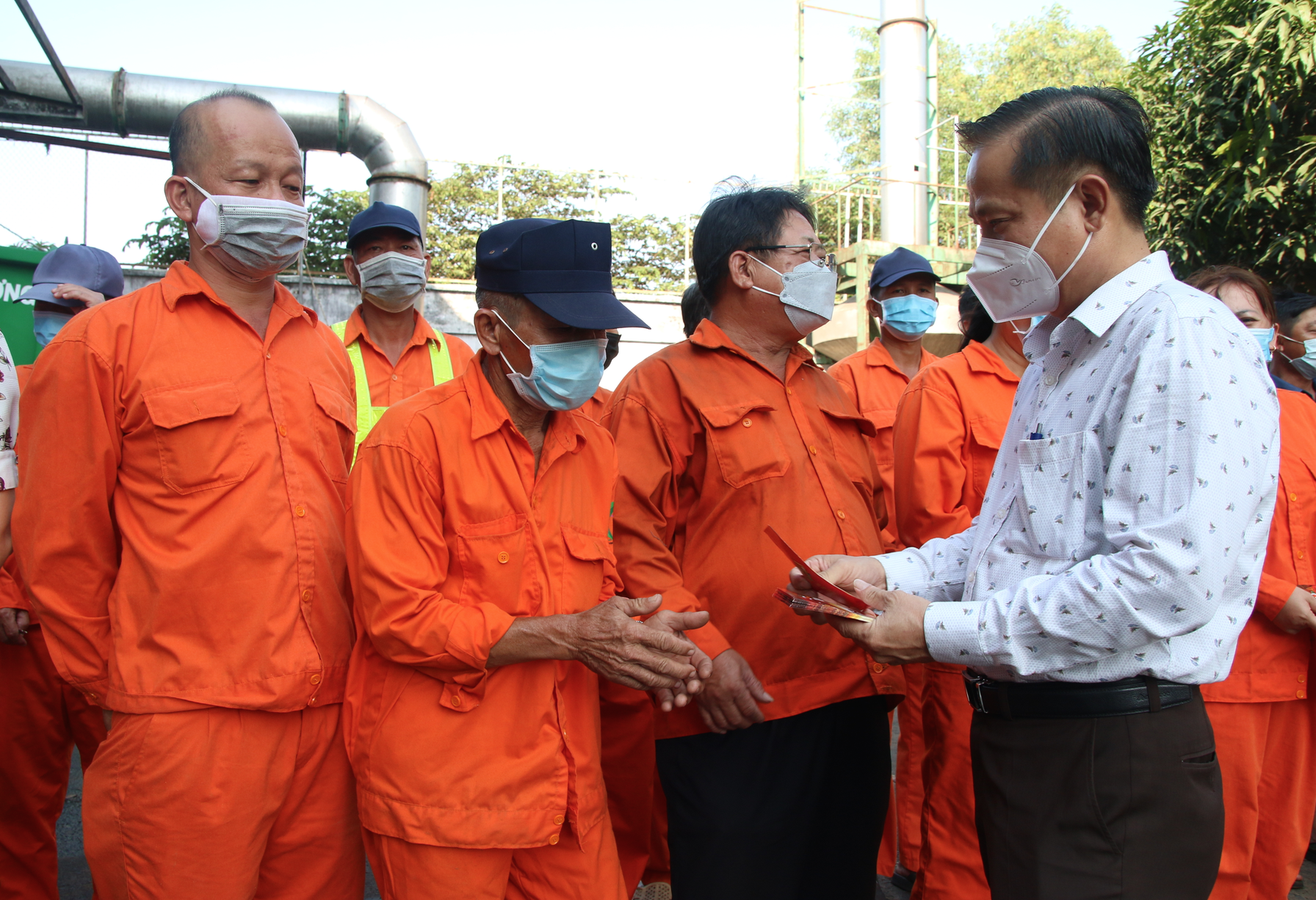 Lao công đón tết trên đường - Ảnh 6.