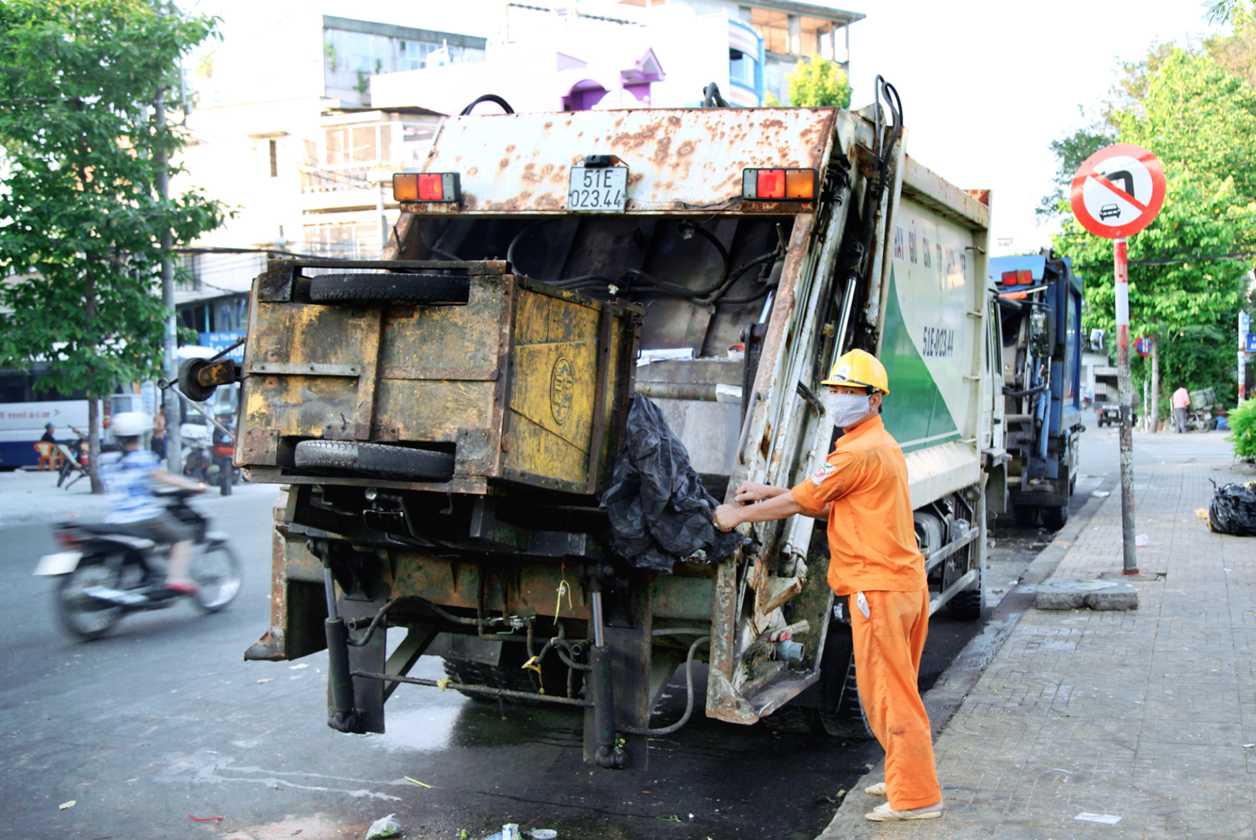 Lao công đón tết trên đường - Ảnh 3.