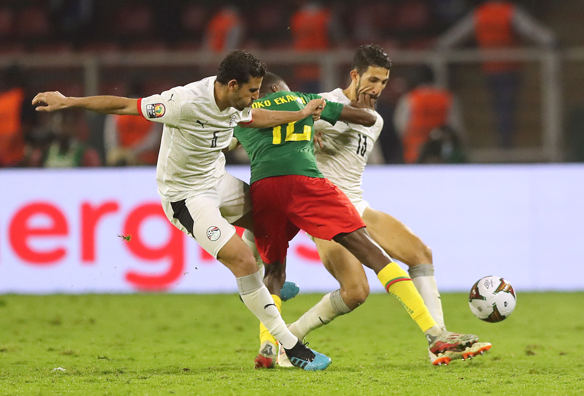 Người nhện Gabal tỏa s&aacute;ng, Ai Cập hạ chủ nh&agrave; Cameroon v&agrave;o chung kết CAN 2021 - Ảnh 2.