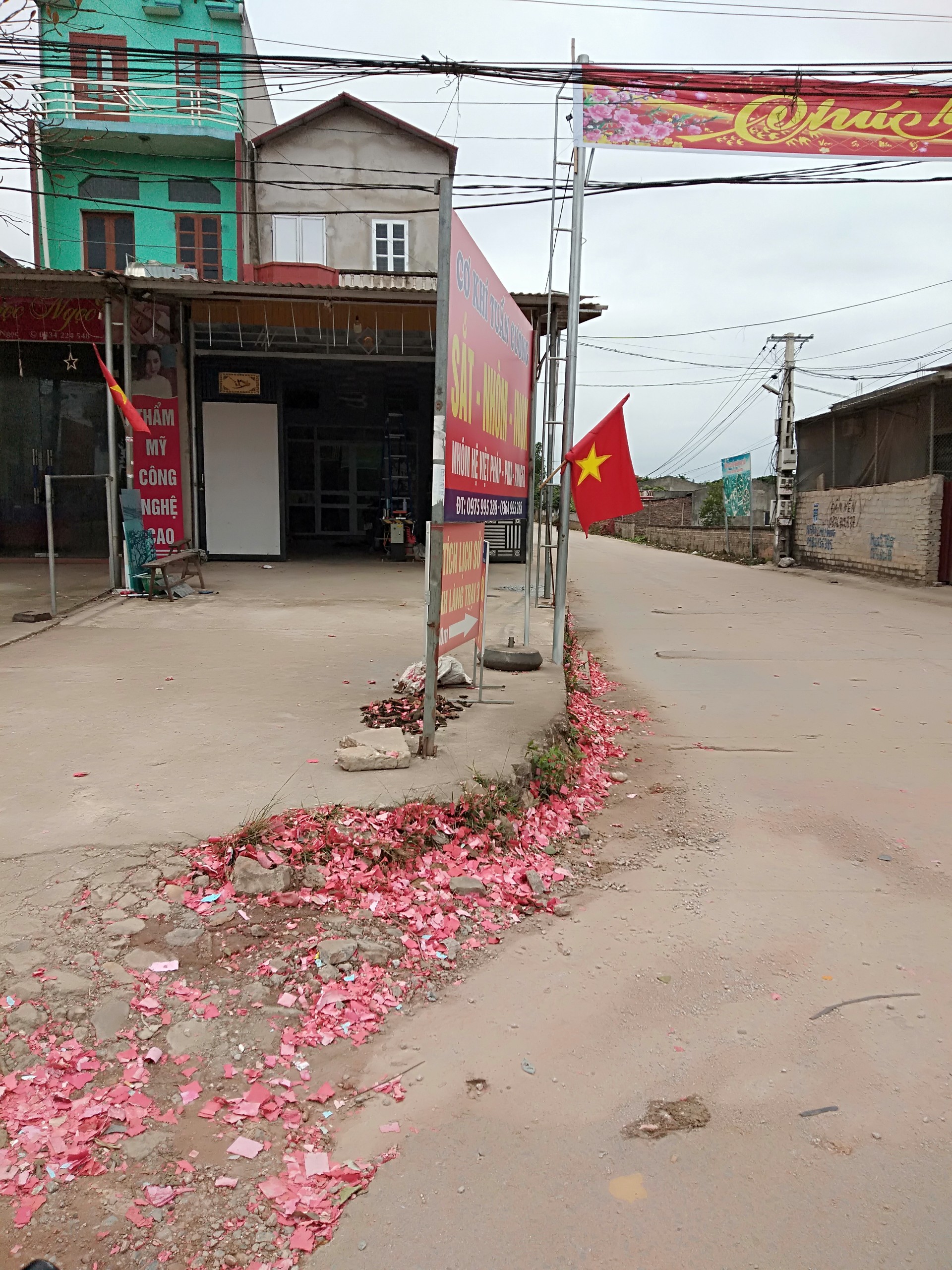 Ph&aacute;o vẫn nổ r&acirc;m ran nhiều nơi - Ảnh 4.