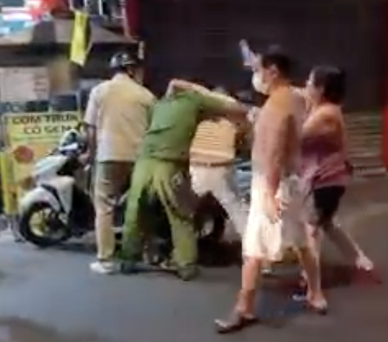 Khởi tố người đàn ông kẹp cổ công an ở phố Tây Bùi Viện, TP HCM