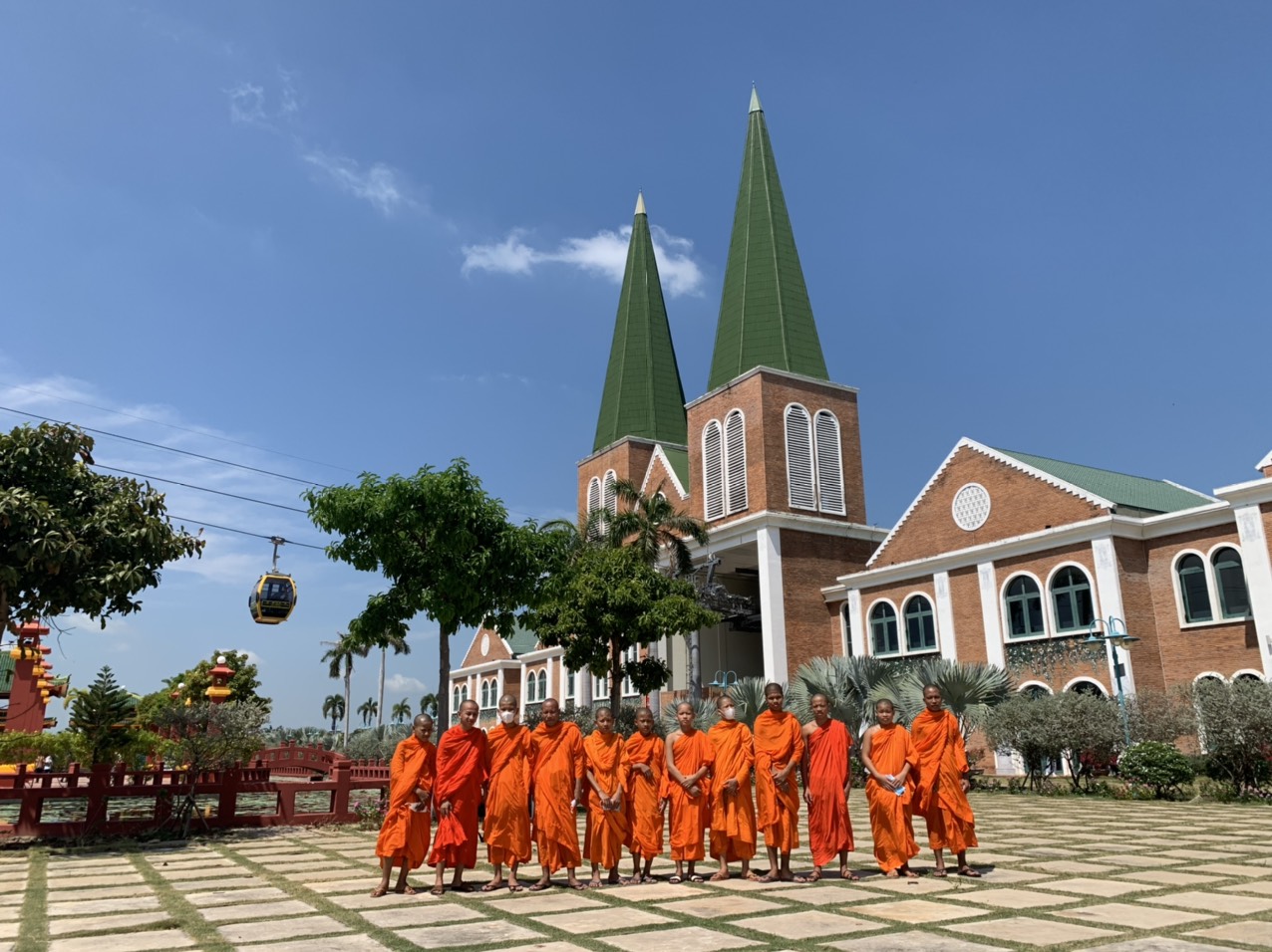 Đoàn Tăng sư quốc tế đến Cáp treo Núi Sam
