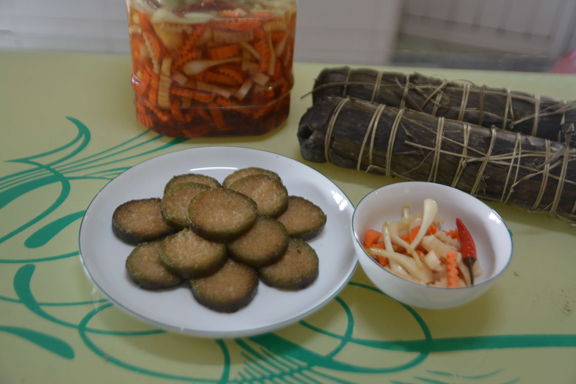 Cuộc thi B&ecirc;n nhau ng&agrave;y Tết: B&aacute;nh t&eacute;t tro đi c&ugrave;ng củ kiệu - Ảnh 4.