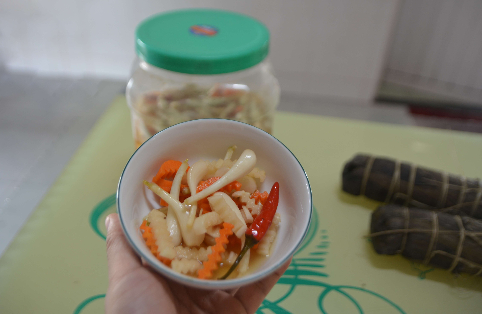 Cuộc thi B&ecirc;n nhau ng&agrave;y Tết: B&aacute;nh t&eacute;t tro đi c&ugrave;ng củ kiệu - Ảnh 3.