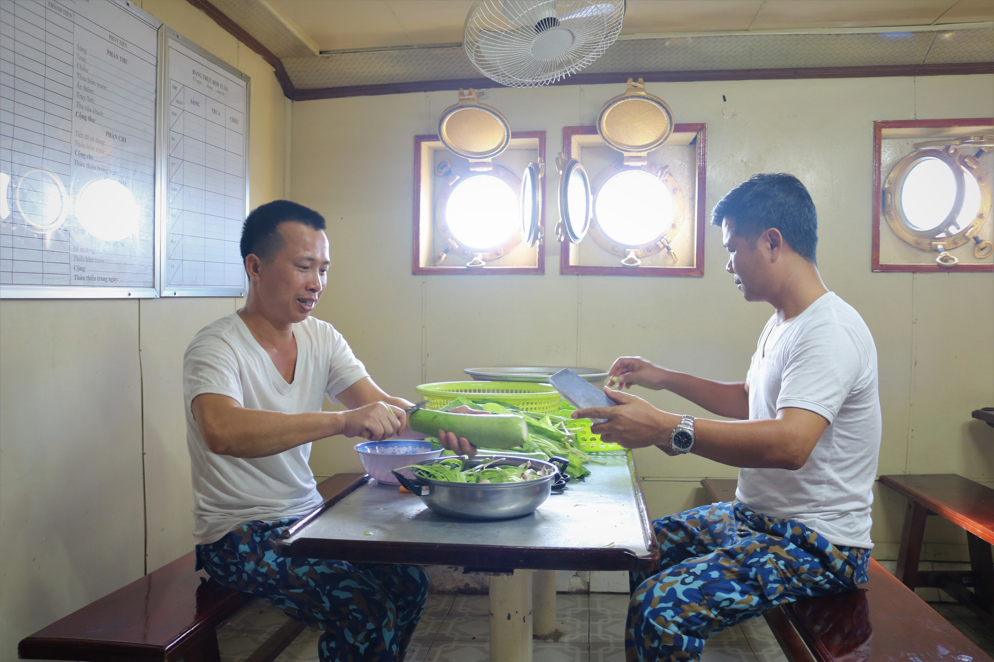 Gồng mình theo sóng to gió lớn, đỏ lửa nấu cơm giữa trùng khơi