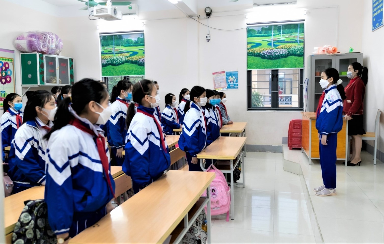 Học sinh tiểu học và lớp 6 ở ngoại thành Hà Nội đến trường từ 10-2