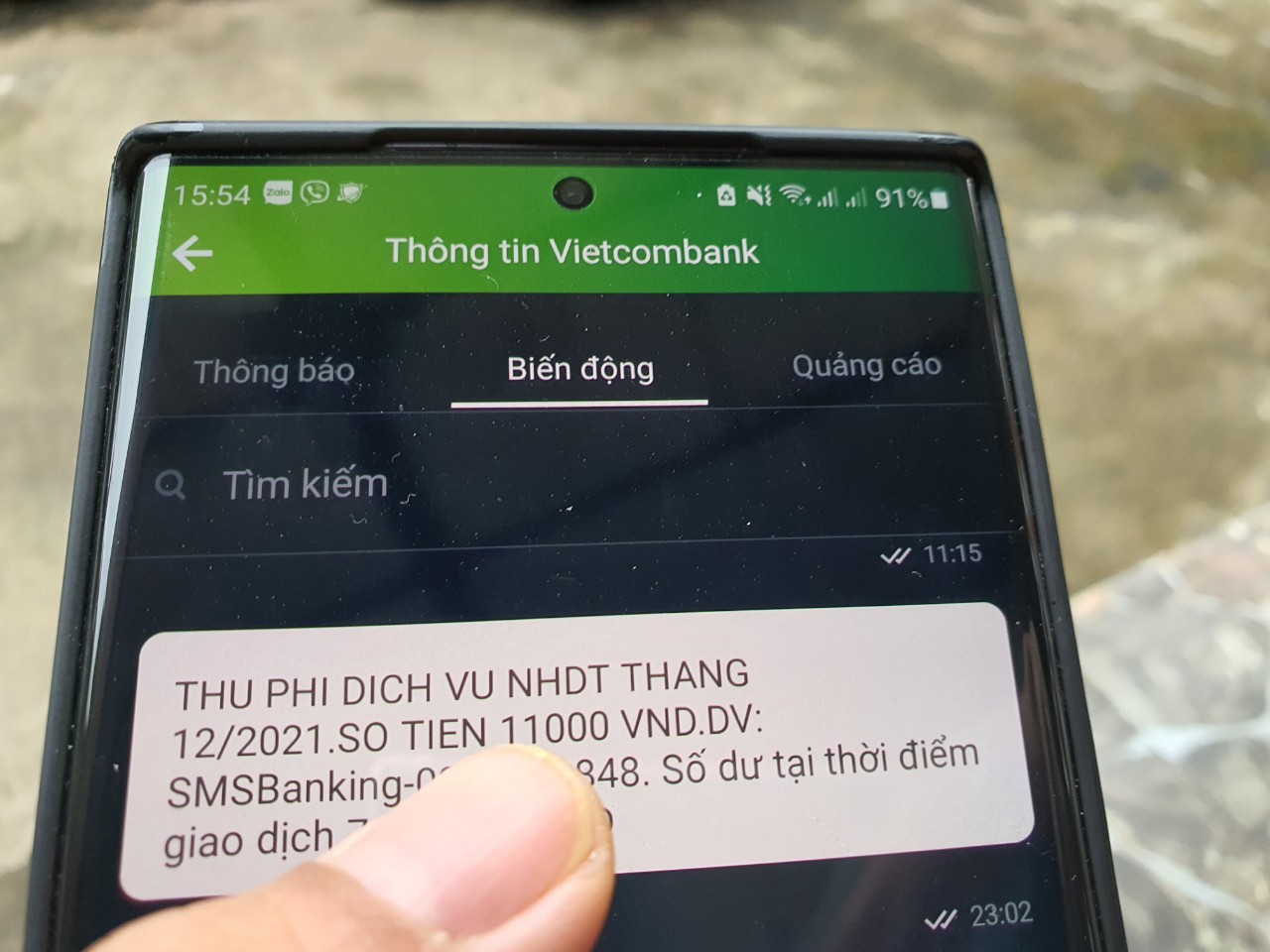 V&igrave; sao ng&acirc;n h&agrave;ng miễn ph&iacute; giao dịch online nhưng tăng ph&iacute; tin nhắn SMS? - Ảnh 1.