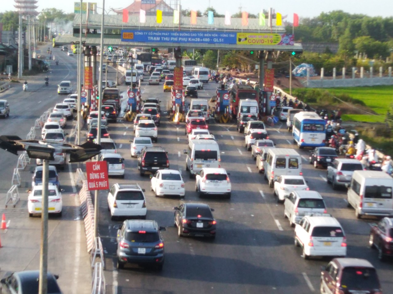 Dòng người ùn ùn từ Vũng Tàu đổ về TP HCM, xả trạm T3 QL51