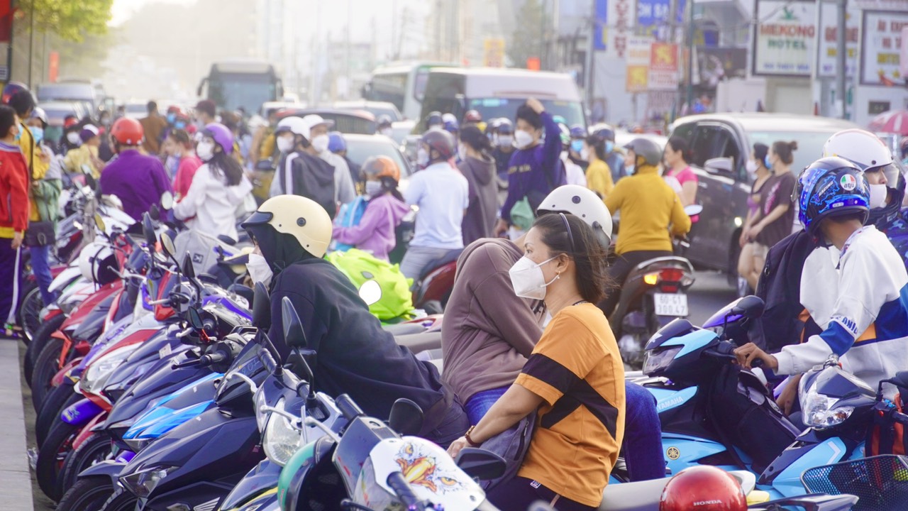 Bãi biển Vũng Tàu chật cứng người trong những ngày Tết - Ảnh 7.