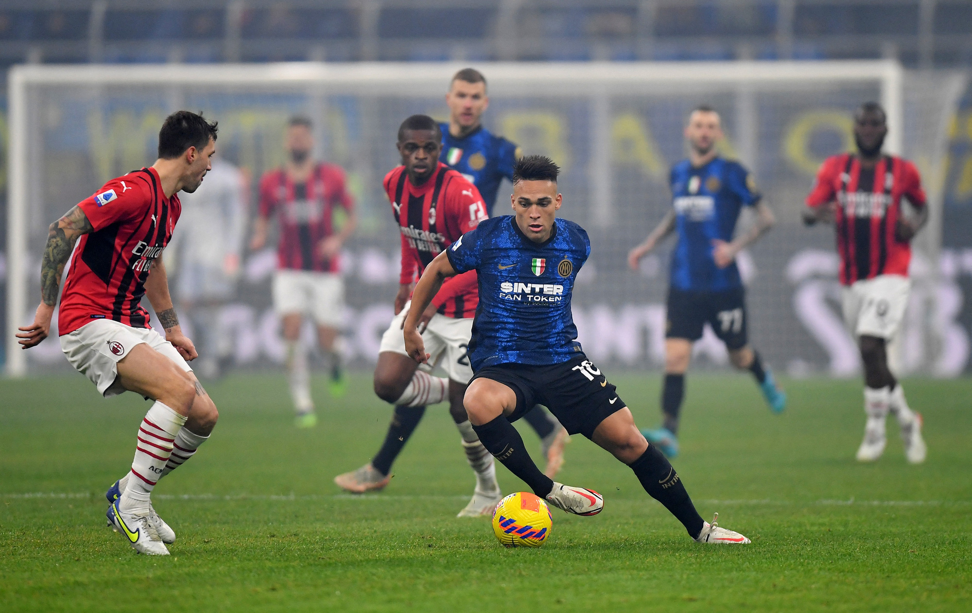 Ngược d&ograve;ng thắng trận derby, AC Milan r&uacute;t ngắn khoảng c&aacute;ch với ĐKVĐ Inter Milan - Ảnh 1.
