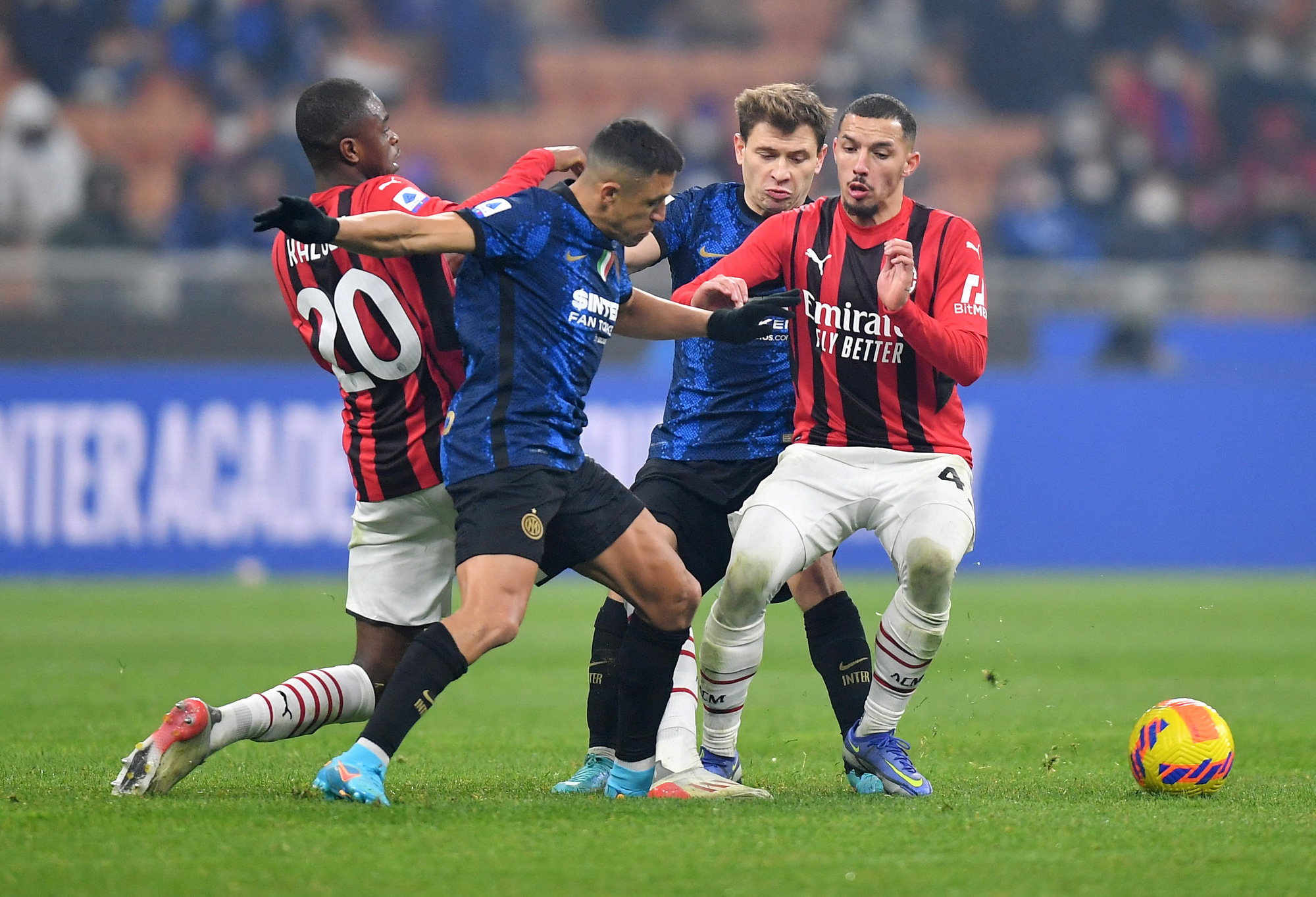 Ngược d&ograve;ng thắng trận derby, AC Milan r&uacute;t ngắn khoảng c&aacute;ch với ĐKVĐ Inter Milan - Ảnh 2.