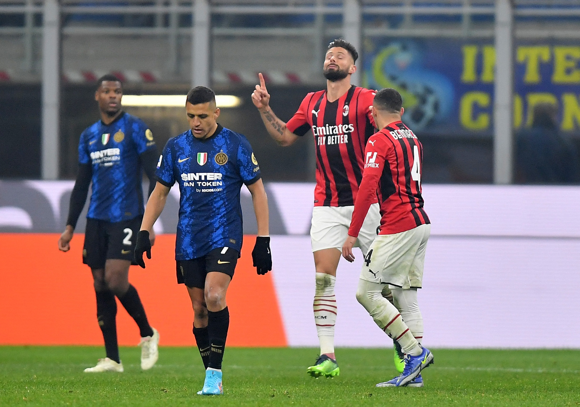Ngược d&ograve;ng thắng trận derby, AC Milan r&uacute;t ngắn khoảng c&aacute;ch với ĐKVĐ Inter Milan - Ảnh 3.