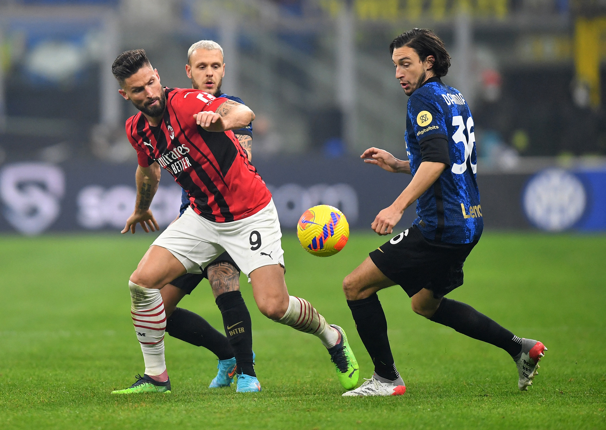 Ngược dòng thắng trận derby, AC Milan rút ngắn khoảng cách với ĐKVĐ Inter Milan