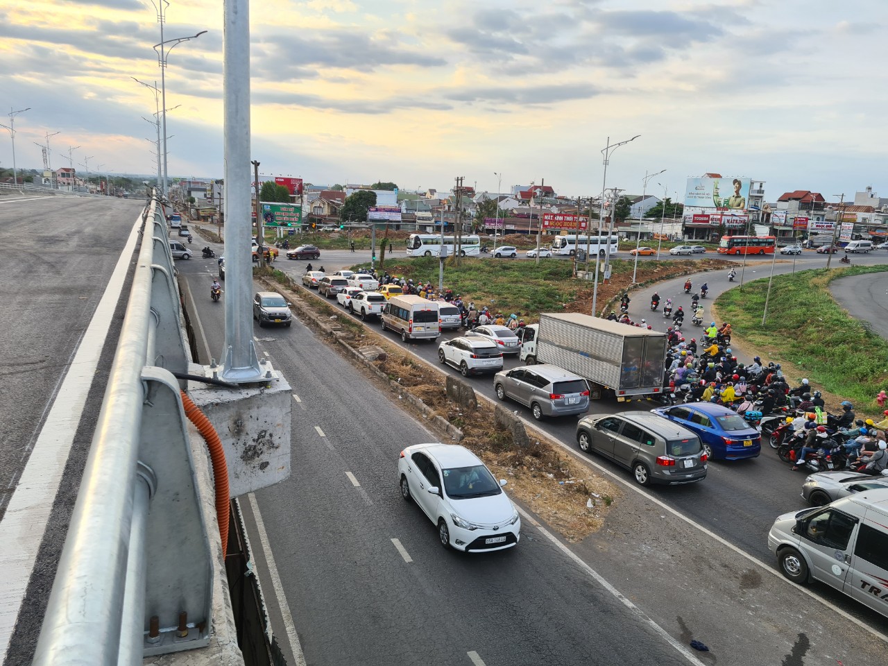 Du khách rời Đà Lạt, Đồng Nai ùn tắc ở cầu vượt Dầu Giây - Ảnh 5.