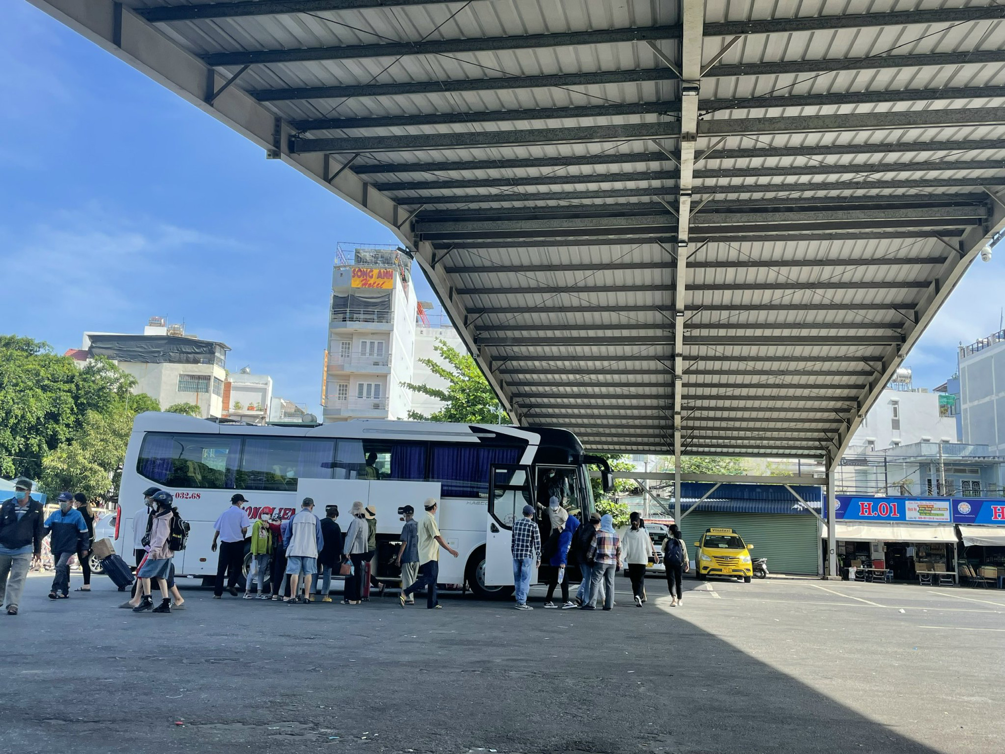 Dồn dập quay lại TP HCM, B&igrave;nh Dương, trạm thu ph&iacute; cầu Rạch Miễu phải ngừng thu - Ảnh 1.