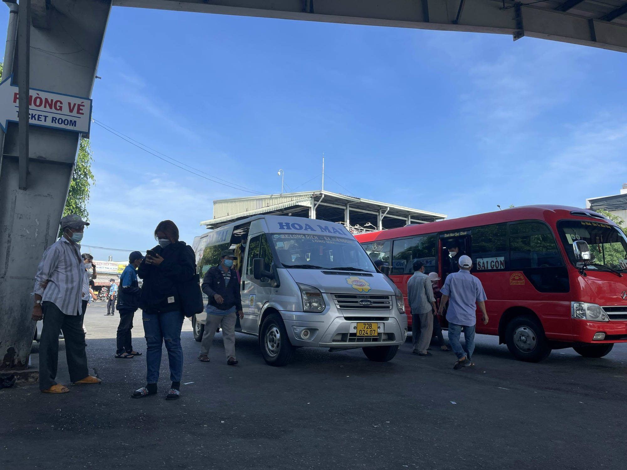 Dồn dập quay lại TP HCM, B&igrave;nh Dương, trạm thu ph&iacute; cầu Rạch Miễu phải ngừng thu - Ảnh 2.