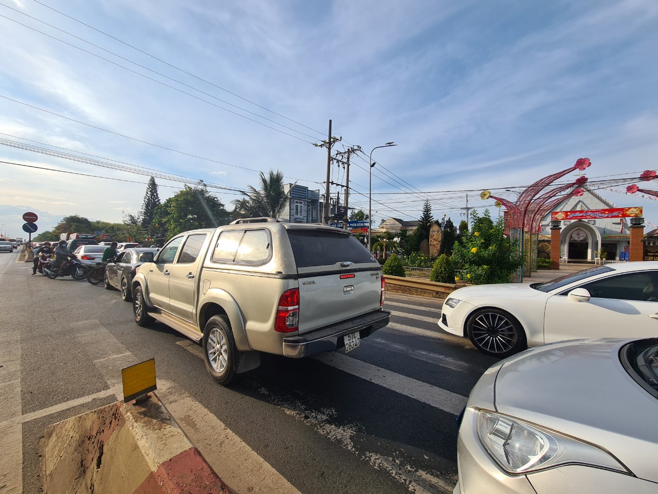 Du khách rời Đà Lạt, Đồng Nai ùn tắc ở cầu vượt Dầu Giây - Ảnh 4.