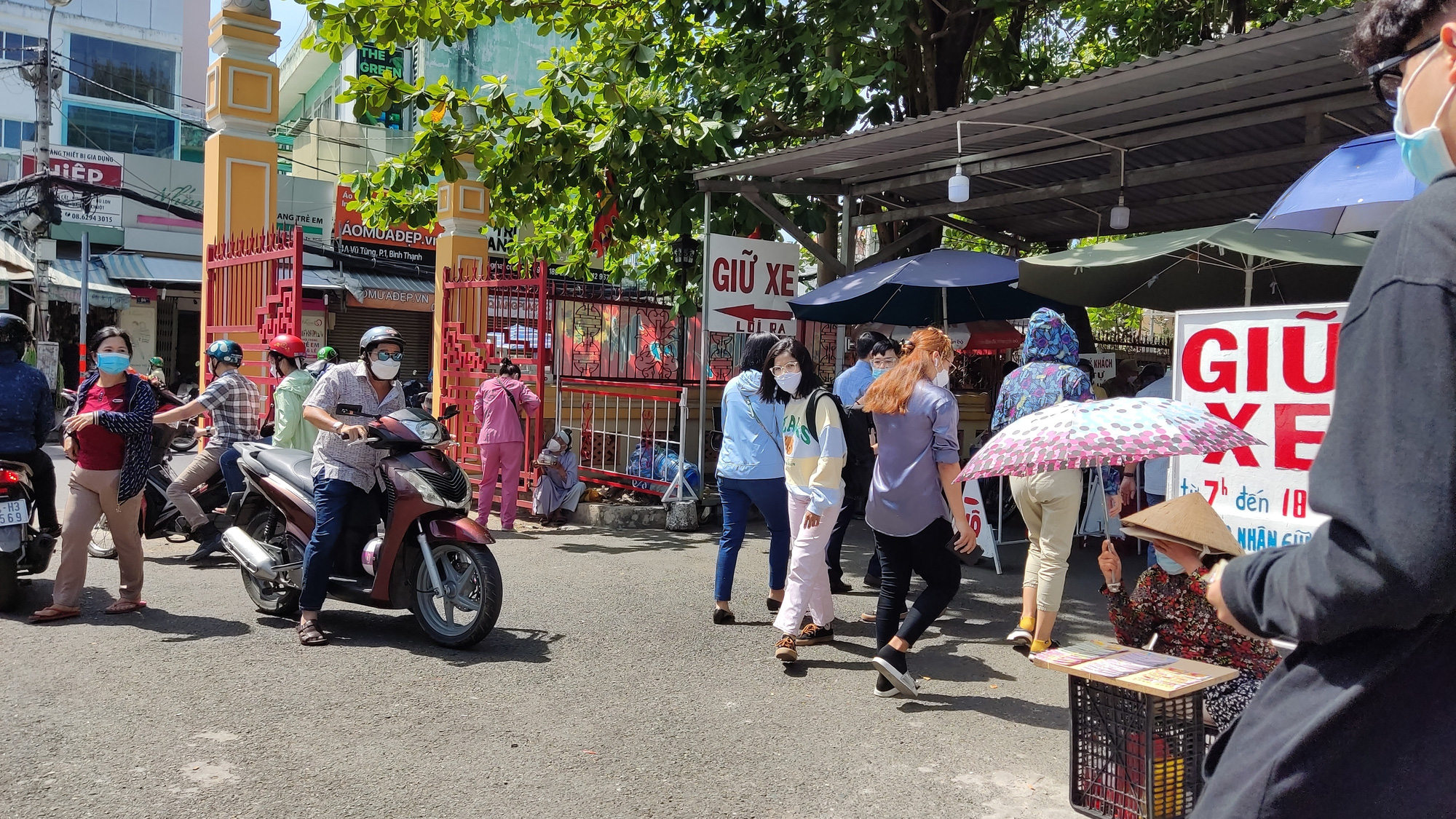 B&atilde;i giữ xe tự ph&aacute;t &ldquo;chặt ch&eacute;m&rdquo; ng&agrave;y Tết - Ảnh 7.