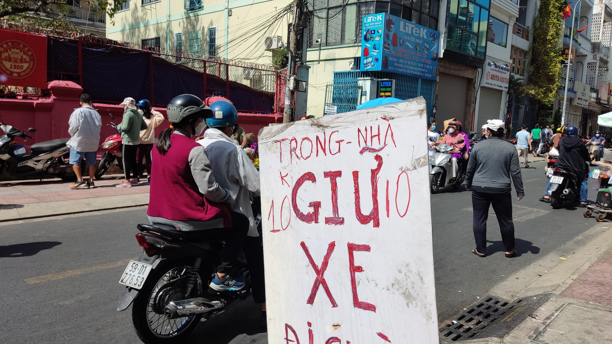 B&atilde;i giữ xe tự ph&aacute;t &ldquo;chặt ch&eacute;m&rdquo; ng&agrave;y Tết - Ảnh 4.
