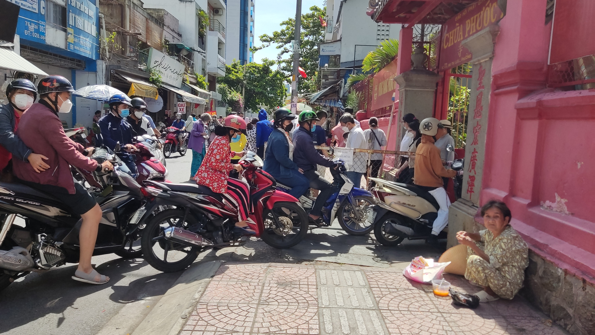 B&atilde;i giữ xe tự ph&aacute;t &ldquo;chặt ch&eacute;m&rdquo; ng&agrave;y Tết - Ảnh 5.