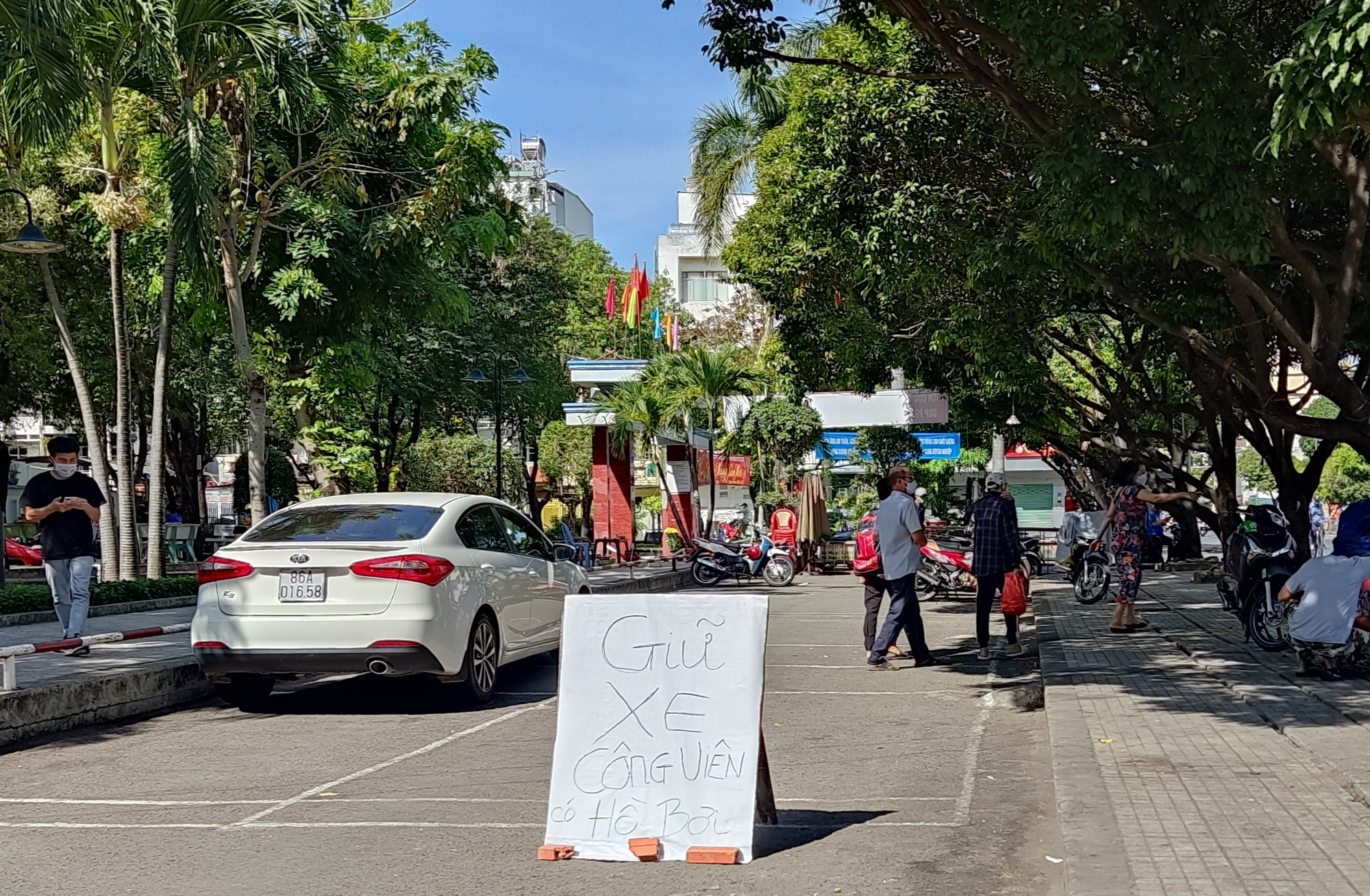 B&atilde;i giữ xe tự ph&aacute;t &ldquo;chặt ch&eacute;m&rdquo; ng&agrave;y Tết - Ảnh 1.