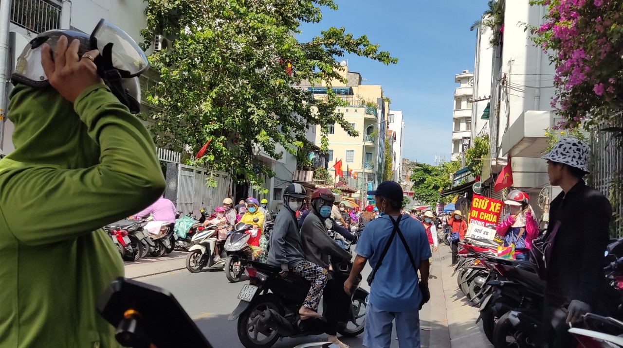 Bãi giữ xe tự phát “chặt chém” ngày Tết