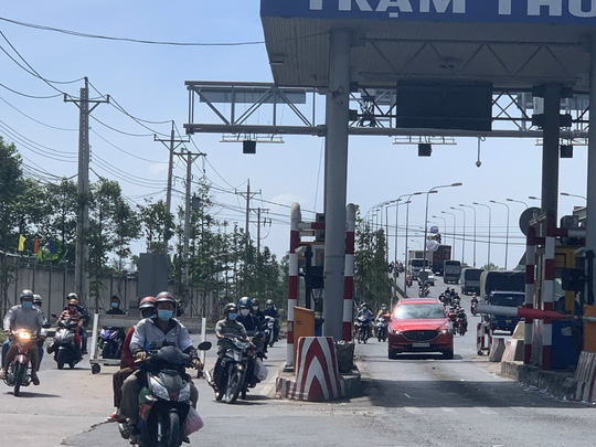 Dồn dập quay lại TP HCM, B&igrave;nh Dương, trạm thu ph&iacute; cầu Rạch Miễu phải ngừng thu - Ảnh 10.