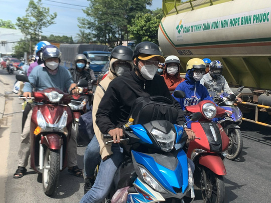 Dồn dập quay lại TP HCM, B&igrave;nh Dương, trạm thu ph&iacute; cầu Rạch Miễu phải ngừng thu - Ảnh 11.