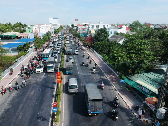 Dồn dập quay lại TP HCM, B&igrave;nh Dương, trạm thu ph&iacute; cầu Rạch Miễu phải ngừng thu - Ảnh 9.