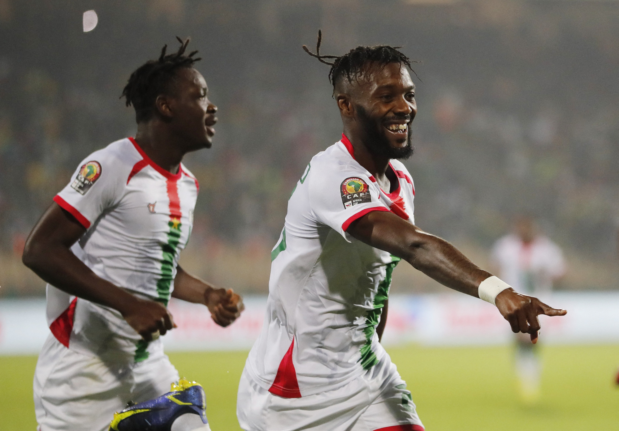 Ngược d&ograve;ng kh&ocirc;ng tưởng, Cameroon hạ Burkina Faso gi&agrave;nh huy chương đồng - Ảnh 2.